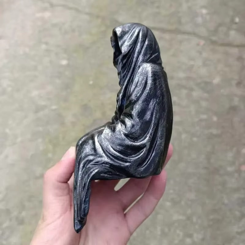 Gizemli Kara Pelerin Figürü